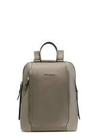 Sac à dos en cuir gris au design structur�é, doté d'une poignée supérieure, de bretelles réglables et d'un logo sur le devant.