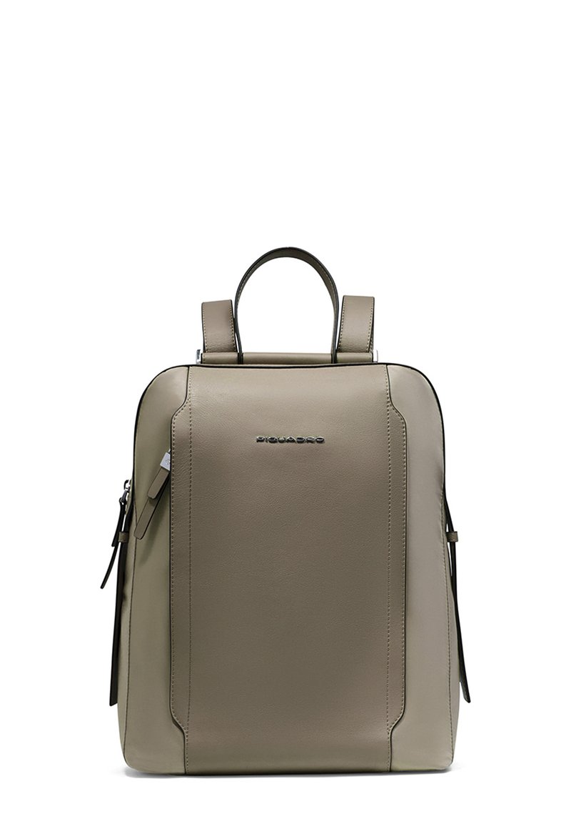 Sac à dos en cuir gris au design structuré, doté d'une poignée supérieure, de bretelles réglables et d'un logo sur le devant.