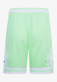 Zelené síťované sportovní šortky s bílým pasem, se kontrastními bílými detaily a bočními kapsami. Materiál je prodyšný a lehký.