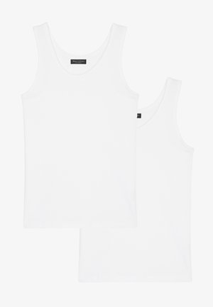 Weiße Baumwoll-Tanktops mit Rundhalsausschnitt und breiten Trägern. Sie verfügen über eine weiche Textur und ein Etikett am Hals. Zwei Teile enthalten.