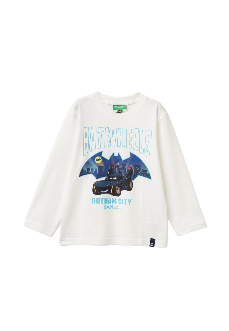 Weißes Langarm-T-Shirt mit einem bunten "Batwheels"-Grafikdesign, das ein Auto und die Skyline von Gotham City zeigt, aus weichem Baumwollstoff gefertigt.