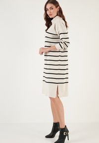 LELA REGULAR FIT - Rochie tricotată - cream/black