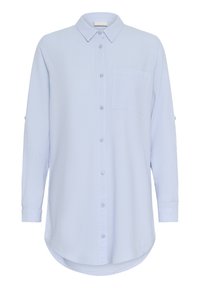 Chemise bleu clair à manches longues avec col, boutonnée devant et une seule poche poitrine. Tissu doux et texturé avec un ourlet arrondi.