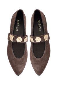 Bruine suède ballerina's met een puntige neus en een bandje met ronde gouden accenten. Flexibele zolen en gevoerde zolen voor comfort.