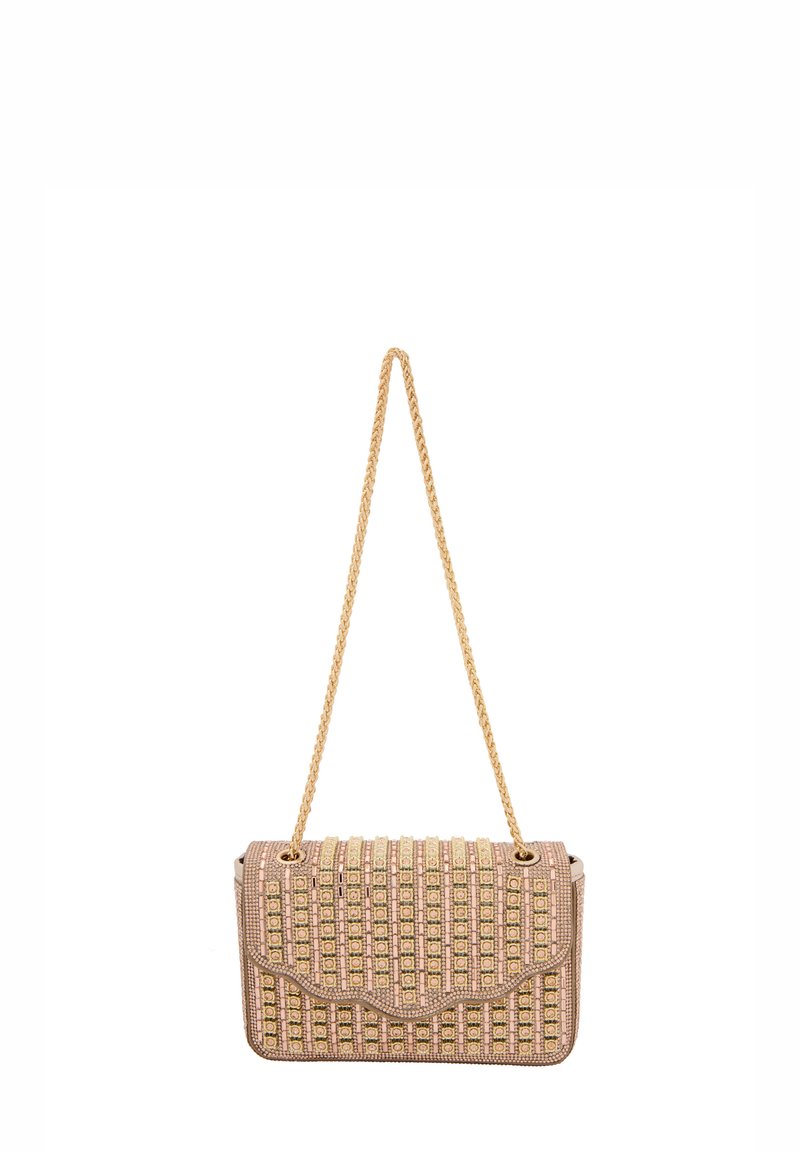 Beaded håndtaske med et mønstret overflade i pink og grøn, med en guldkæde-strop og bølget klaplukning. Firkantet form.