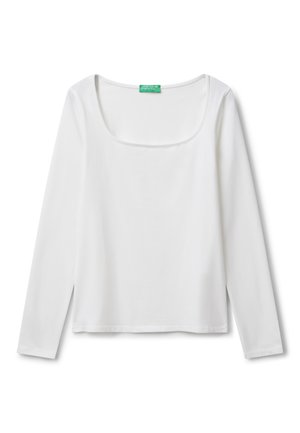Top blanco de manga larga con escote cuadrado, hecho de tejido suave, con cortes rectos y sin patrones ni acentos visibles.