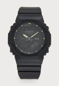 Ceas G-SHOCK negru cu display digital, curea din cauciuc, accente luminescente și carcasă robustă. Rezistent la apă până la 20 de bar.