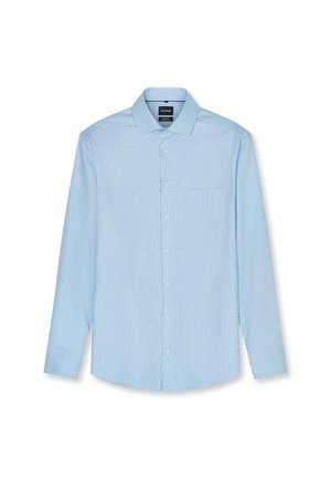 Camicia azzurro chiaro manica lunga con bottoni, colletto appuntito e una singola tasca sul petto su sfondo bianco semplice.