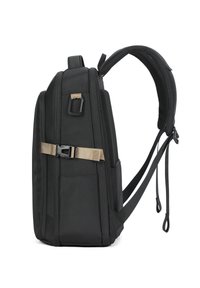 Zaino nero con tessuto testurizzato, spallacci imbottiti, tasche laterali in mesh e una fibbia color sabbia, caratterizzato da un design elegante e aerodinamico.