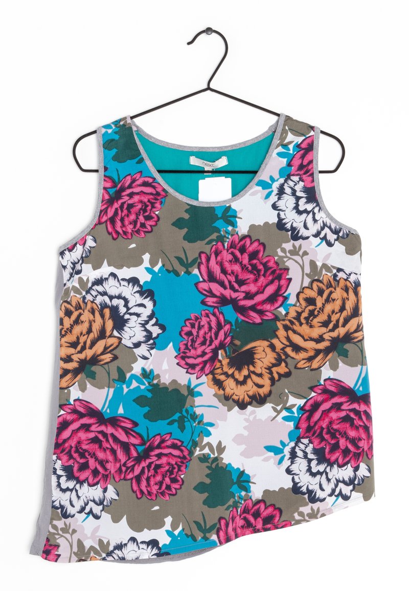 Top estivo floreale in una combinazione di tonalità verdi, rosa e bianche. Presenta grandi motivi di peonie, scollatura rotonda e un orlo leggermente asimmetrico.