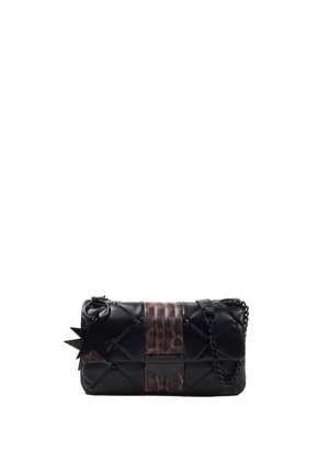 Bolso de mano negro de cuero acolchado con una banda de acento de estampado de leopardo, correa de cadena y una etiqueta en forma de estrella. Presenta detalles tachonados y un diseño elegante.