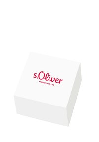 Scatola bianca con una superficie liscia, caratterizzata dal logo rosso s.Oliver e dal testo "FASHION FOR LIFE" in un carattere moderno.