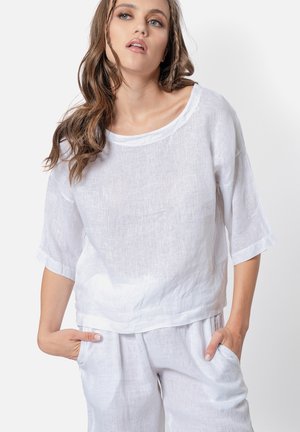 Witte linnen top met een relaxte pasvorm, ronde halslijn en mouwen tot de ellebogen. Heeft een lichte textuur en minimale stikdetails.