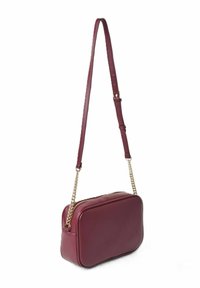Borsa a tracolla in pelle bordeaux di forma rettangolare, dotata di una tracolla in catena dorata, texture liscia e chiusura a zip.