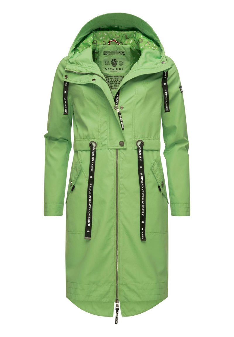 Parka verde impermeabilă, cu glugă detasabilă, șnururi ajustabile, buzunare laterale și curele cu logo negru în contrast. Textură netedă.