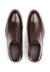 Braune Lederdressschuhe mit einer glatten, glänzenden Oberfläche. Merkmale sind eine abgerundete Zehenpartie, ein Fünf-Ösen-Schnürdesign und eine schlanke, minimalistische Silhouette.
