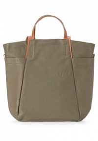 Olijfgroene draagtas met lichtbruine leren handvatten, soepel textuur, twee zijvakjes en een geperste logo aan de voorkant.