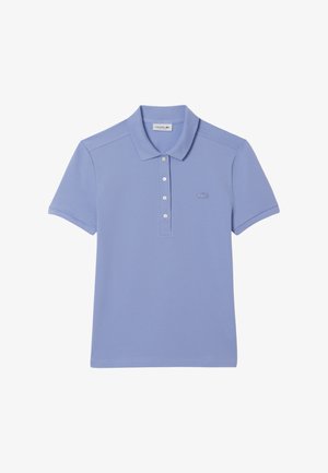 Svetle modré polos tričko s krátkým rukávem, límečkem, čtyřmi bílými knoflíky a malým vyšitým krokodýlem na prsu.