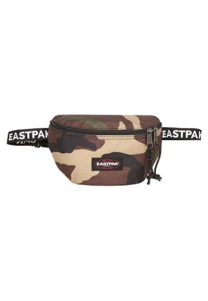 Camouflageprint Eastpak hoftepose med sort lynlås og sort justerbar rem med hvidt Eastpak-logo.