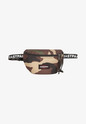 Nerka Eastpak w nadruk camo, z czarnym zamkiem i czarnym regulowanym paskiem z białym logo Eastpak.