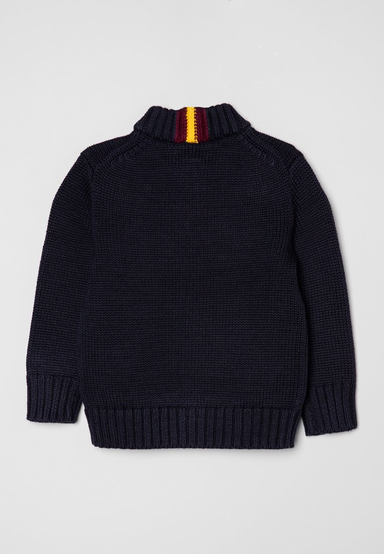 Strickpullover in dunkelblau mit hohem Kragen. Verfügt über einen gerippten Saum und Bündchen, die durch einen mehrfarbigen Streifen am Kragen hervorgehoben werden.
