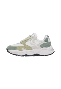 Sneaker atletico bianco con dettagli in camoscio verde. Presenta una suola testurizzata e elementi di design stratificati. Lacci nello stesso colore.