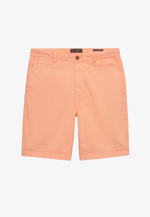 Męskie szorty w kolorze brzoskwiniowym z szlufkami na pasek, przednim guzikiem, zamkiem błyskawicznym i bocznymi kieszeniami, oznaczone metką "Superdry" z oznaczeniem regularnego kroju.