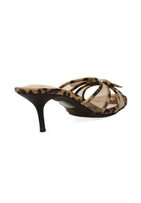 Sandalia de tacón alto en estampado de leopardo en tonos marrón y negro, con una parte superior transparente y un tacón negro. Presenta tiras cruzadas y un diseño de puntera afilada.