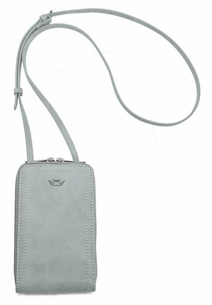 Pochette téléphone en cuir gris clair portée en bandoulière avec fermeture éclair et sangle réglable, ornée d'un petit emblème en forme de cœur ailé.