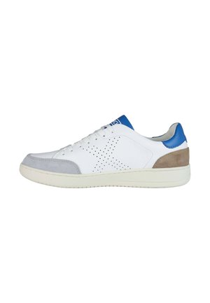 Zapatilla blanca de cuero con punta de ante gris, acento azul en el talón y diseño perforado en el lateral. Cuenta con cordones blancos y suela de goma.