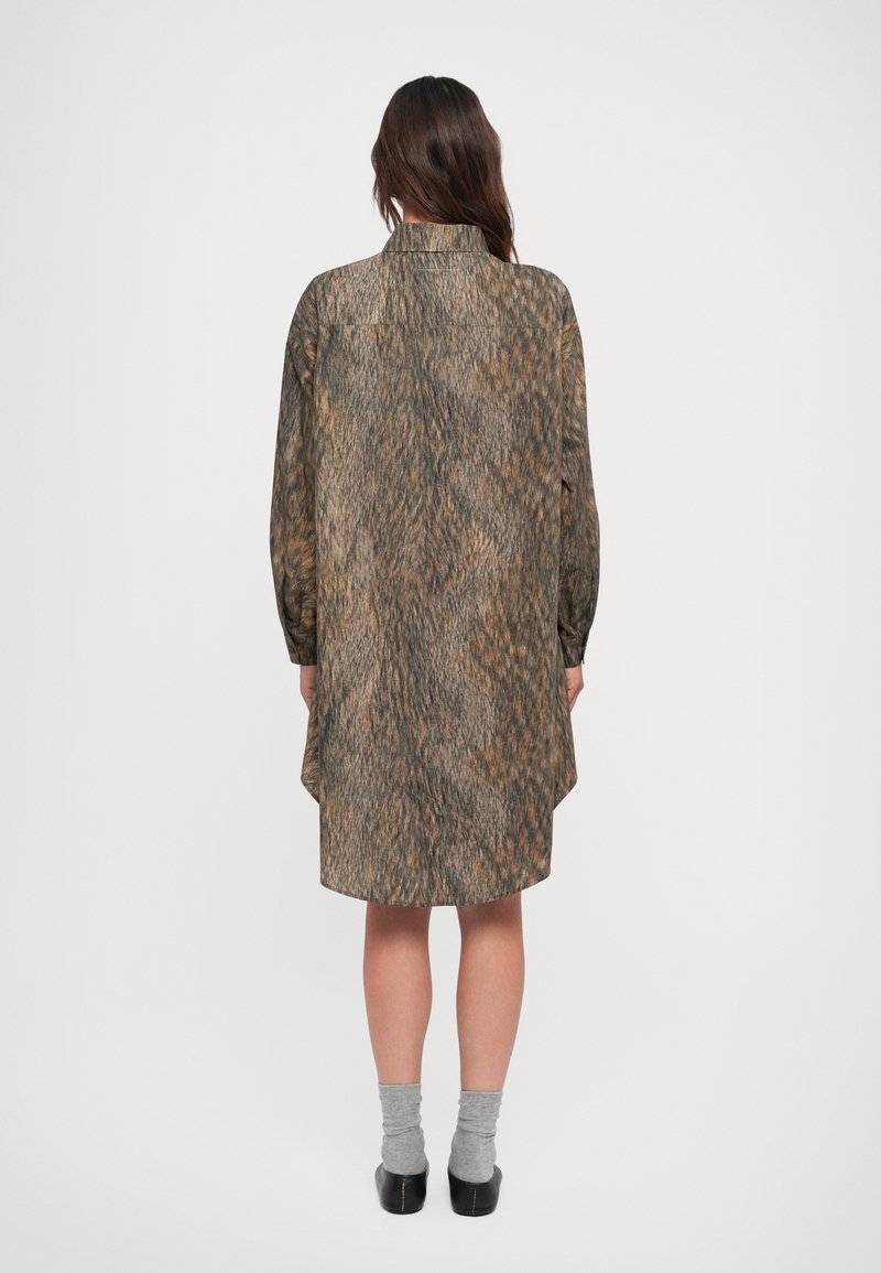 Langärmliges, oversized Hemdkleid mit einem strukturierten, mehrfarbigen Muster in Brauntönen, mit Kragen und abgerundetem Saum.