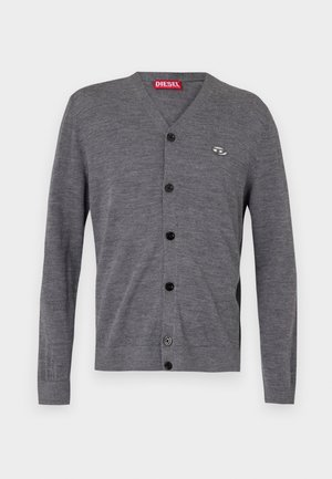 Grå cardigan med v-hals, lange ermer, fem svarte knapper, og en liten logo på venstre bryst. Laget av mykt strikkemateriale.