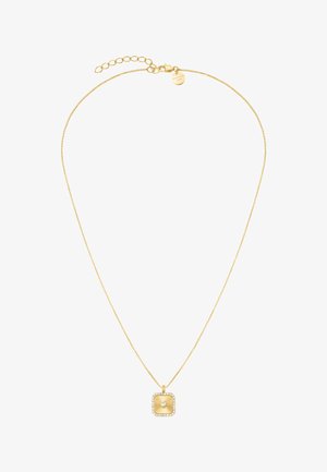 Delicata collana a catena d'oro con chiusura regolabile, caratterizzata da un ciondolo quadrato decorato con un cuore centrale e piccole pietre trasparenti circostanti.