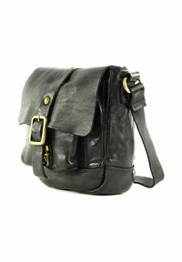 Borsa a tracolla in pelle nera con patta pieghevole, hardware dorato, tracolla regolabile e finitura testurizzata. Presenta una tasca frontale e una forma morbida.