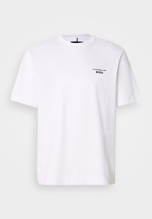 T-shirt bianca in cotone con colletto a girocollo e maniche corte, con il logo nero "Porsche BOSS" nella zona sinistra del petto.