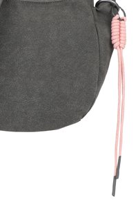 Borsa in suede grigio dalla forma arrotondata, caratterizzata da un accento in corda intrecciata rosa e hardware in argento. Texture liscia con dettagli minimi.