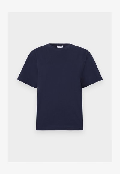 Μπλε ναυτικό κοντομάνικο T-shirt με στρογγυλή λαιμόκοψη, ευθεία ραφή στο τελείωμα και μικρή λευκή ετικέτα της μάρκας στο εσωτερικό της λαιμόκοψης.