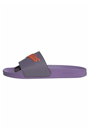 Las sandalias de deslizamiento moradas cuentan con una tira ancha con "cloudfoam" en naranja, suela de goma y una textura suave, diseñadas para la comodidad y el uso casual.