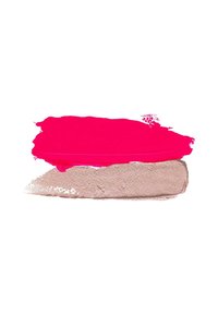 Campioni di colore fucsia acceso e beige scintillante con una consistenza cremosa su uno sfondo bianco, che mostrano un vivace contrasto di colori e una stesura liscia.