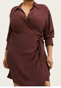 Burgundy-wrap-asu-hame-silkkistä-kangasta-yhdistyneillä-nappikauluksilla,-kolmi-neljäosa-hihalla-ja-vyötä-kiertävällä-yksityiskohdalla. Sileä-pinta.