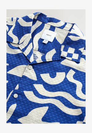 Cămașă cu mânecă scurtă din țesătură, cu un model abstract alb și albastru, guler standard și un singur nasture în față.