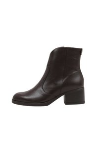 Botas de tobillo de cuero marrón con tacón bloqueado, textura suave, panel elástico lateral y cremallera trasera para facilitar su uso. Diseño minimalista.