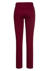 Pantalons en denim stretch bordeaux à coupe droite, dotés de deux poches arrière et d'une texture lisse. Aucun matériel ou motif visible.