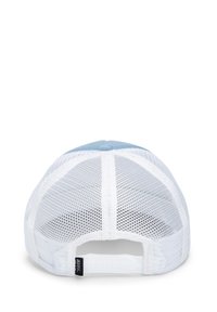 Balta acu tīkla cepure ar gaiši zilu auduma augšpusi, aprīkota ar snapback aizdari un nelielu melnu etiķeti sānos.