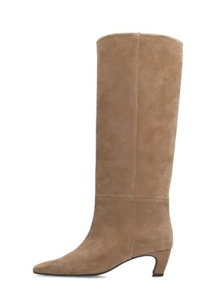 Halflange suède damesschoen in beige met een puntige neus en lage taps toelopende hak, zijaanzicht op witte achtergrond.