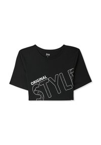 T-shirt nera corta, maniche corte, con la scritta "ORIGINAL STYLE" in lettere bianche contornate, con un accento testurizzato sulla parola "STYLE".