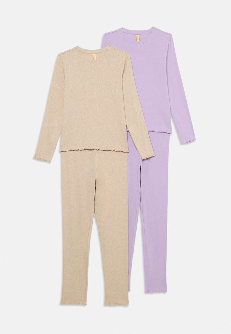 Två set av långärmade toppar och matchande leggings. Ett set är beige och det andra lavendel, med slitna kanter och mjuk textur.