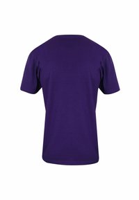 Fialové bavlněné tričko s krátkými rukávy, kulatým výstřihem a hladkou texturou. Pohled zezadu ukazuje jednobarevný design bez grafiky.