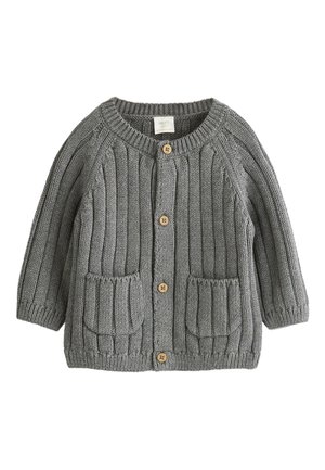 Grå strikket cardigan med ribbet struktur, rund halsudskæring og tre træknapper. Inkluderer to forlommer.