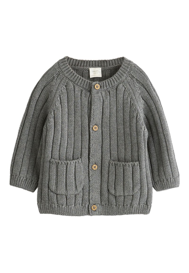 Cardigan gris tricoté avec texture côtelée, encolure ronde et trois boutons en bois. Comprend deux poches avant.
